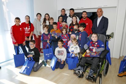 Suárez i Messi, com la resta de companys, van fer ahir la tradicional visita nadalenca a hospitals.