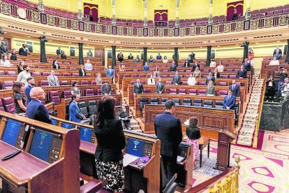 El pleno para debatir el estado de alarma se inició guardando un minuto de silencio por los fallecidos.