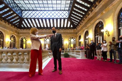 Forcadell entró en el Parlament aplaudida por empleados de la Cámara y diputados. En la foto la acompaña su presidente, Roger Torrent.