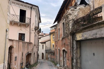 Els carrers de les ciutats afectades segueixen en restauració deu anys després del terratrèmol.