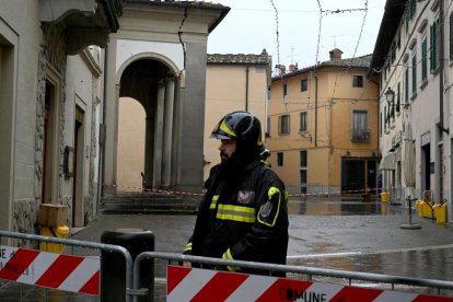 Los bomberos verificaron la estabilidad de algunos edificios.