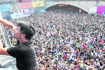 Milers de persones a l’accés al Love Parade del 2010, moments abans de l’allau.