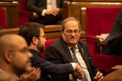 El president Torra, el sábado en el Parlament, encajando la mano con el vicepresident Aragonès.