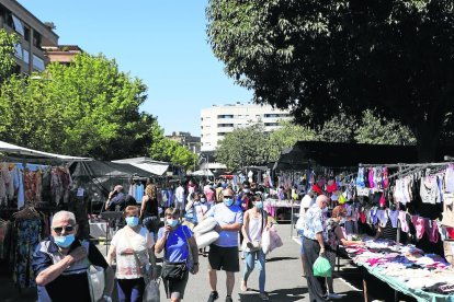 La vuelta del mercadillo de ropa provocó que muchos leridanos fueran a la busca de ofertas. 