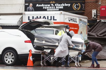 Traslladen el taüt d’un mort per Covid-19 a Nova York.