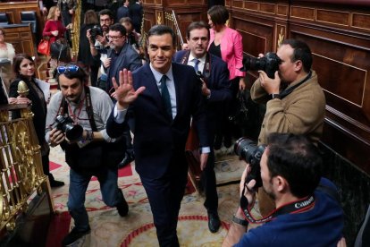 Sánchez, ayer, al abandonar el Congreso tras la votación. Mañana sí que logrará la investidura.