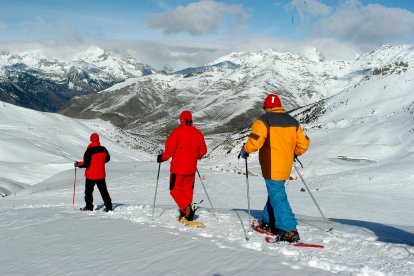 Imatge d'arxiu d'excursionistes amb raquetes de neu.