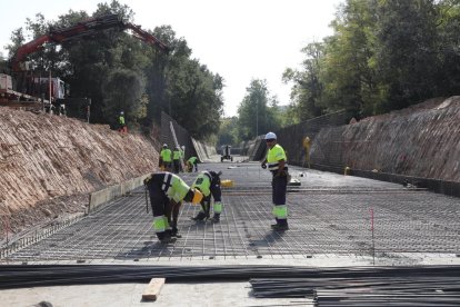 Els treballs de reposició del Canal Principal al seu pas per Artesa de Segre.