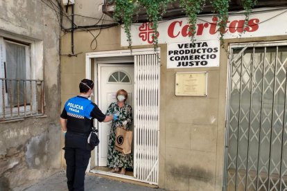 Repartiment de mascaretes a la capital del Baix Cinca.