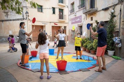 Taller de circo con la Circoteca de la compañía Passabarret programado en Ulldemolins el pasado mes de septiembre.