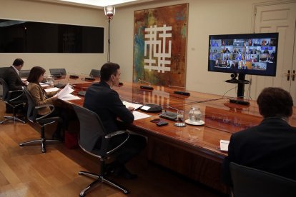 La reunió del president del govern espanyol, Pedro Sánchez. dels ministres Salvador Illa, Margarita Robles, José Luis Ábalos i Fernando Grande Marlaska en una videoconferència amb els presidents autonòmics.