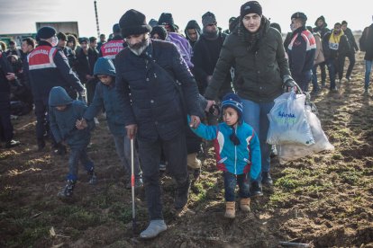 Imatge de migrants sirians a Pazarkule, a la frontera entre Turquia i Grècia.