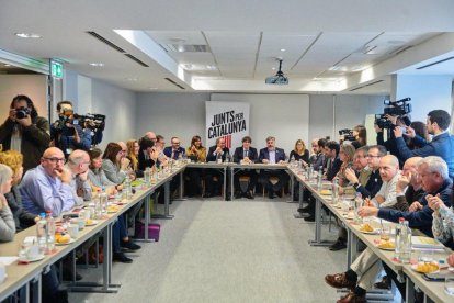 Momento de la reunión celebrada ayer en Bélgica con Torra y Puigdemont a la cabeza.