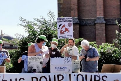 Concentración ayer en Toulouse a favor de la presencia del oso. 