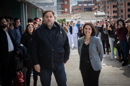 Oriol Junqueras, ayer, a su llegada al campus de Manresa, con la vicerrectora de la UVic, Sílvia Mas.