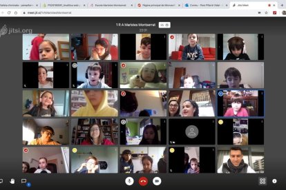 Pantalla en la qual apareixen alumnes de Maristes en una videoconferència.