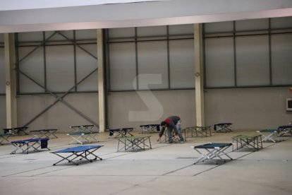 Preparació de llits al pavelló de Fira de Lleida.