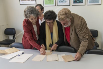 Helena Malagón Perenya i els professors Margarida Prats i Joan Ramon Veny, amb les cartes del poeta.