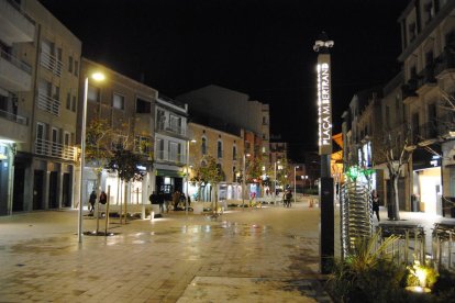 Vista nocturna de la plaça Manuel Bertrand.