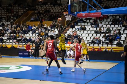 Una acción del partido de ayer entre el Pardinyes y el Girona.