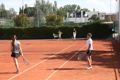 Imagen de archivo de jugadores en las pistas del CT Lleida el pasado 15 de junio.