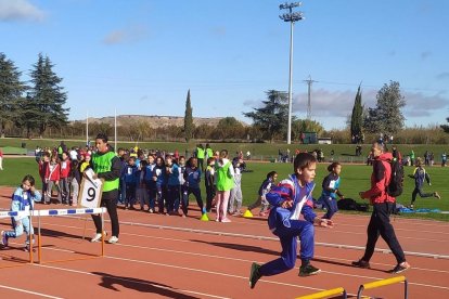 Un grupo de participantes en la prueba de salto de vallas.