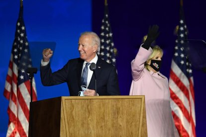 El candidat demòcrata a la Presidència dels EUA, Joe Biden, al costat de la seua esposa. Jill Biden, al Chase Center de Wilmington.