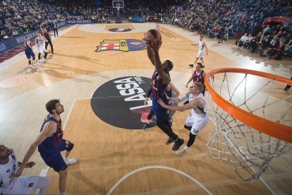 Chris Singleton captura un rebot davant d’Aaron White.