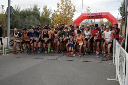 Los participantes de la Cursa del Sant Crist en el momento de la salida de la prueba.