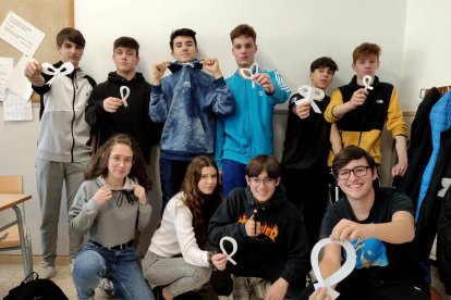 Alumnos del INS Caparrella se sumaron a la iniciativa de Afanoc “Fes un llaç” con motivo del Día Mundial contra el Cáncer. 