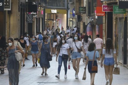 La calle Major ayer por la tarde presentó una buena afluencia de gente a pesar del calor. 