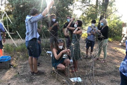 Algunos de los participantes ayer en la acción artística en la Vinya dels Artistes de Mas Blanch i Jové.