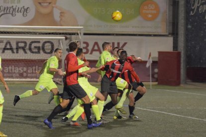 Cheikh trata de rematar el esférico pese al cúmulo de jugadores en el área.