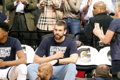 Marc Gasol, sentado en la grada en el último partido de Memphis.