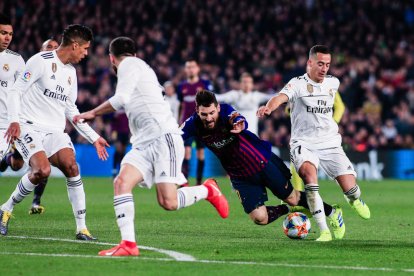 Leo Messi, envoltat de jugadors del Madrid durant el clàssic de dimecres al Camp Nou.