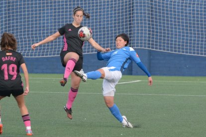 La jugadora del AEM Hisui intenta controlar un balón ante una rival.