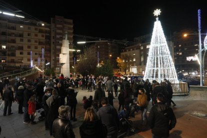 La Zona Alta va ser un dels escenaris de l’encesa dels llums nadalencs ahir a Lleida.