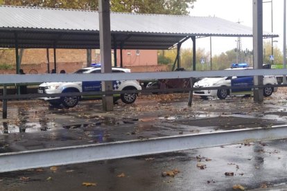 Moment en què s'ha desallotjat diverses persones sense sostre dels Camps Elisis de Lleida.