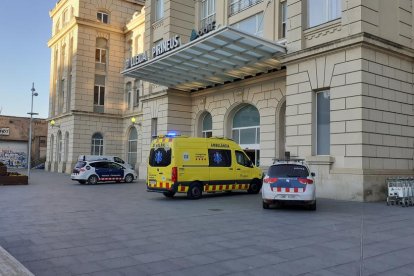 A la estación acudieron una ambulancia y 2 coches de los Mossos. 