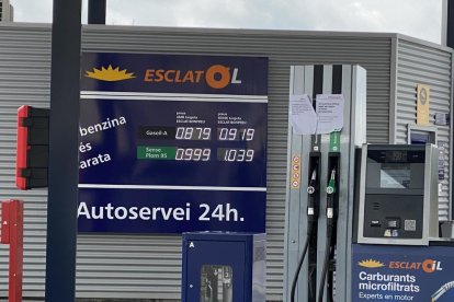 Los precios de los carburantes de una estación de servicio, ayer en Cervera.