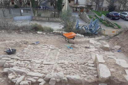 Les “sorpreses” - El Museu Tàrrega Urgell va anunciar ahir a les xarxes socials que han trobat “sorpreses que semblen medievals” en l’excavació que porten a terme a la falda del castell de la capital de l’Urgell. L’equipament cultur ...