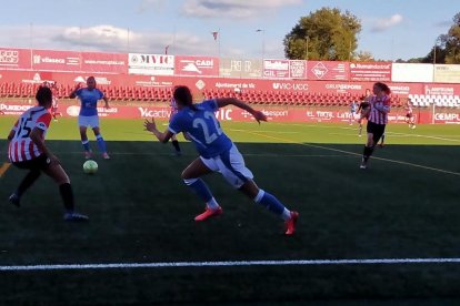 Una acció del partit disputat ahir a Vic.