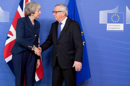 La ‘premier’, Theresa May, amb el president de la Comissió Europea, Jean-Claude Juncker, ahir.