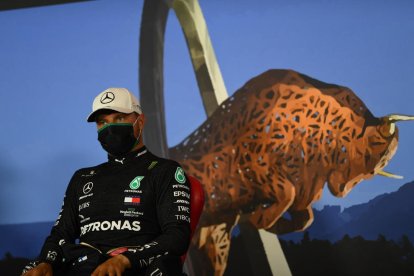 Valtteri Bottas, con la mascarilla puesta, durante un descanso.