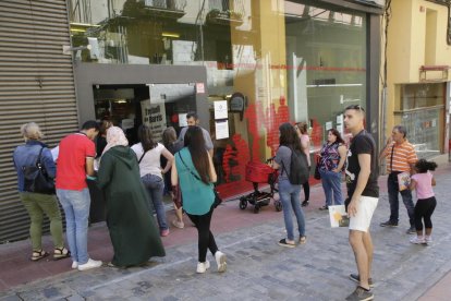 Ciutadans fent cua l’any passat per demanar una ajuda al lloguer.