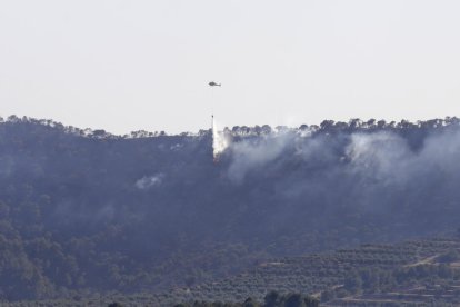 Un helicóptero descargando agua ayer por la tarde sobre uno de los focos en la sierra de Bovera. 