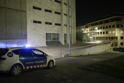 Una patrulla de los Mossos d’Esquadra vigilando la puerta de los juzgados de Lleida, ayer.