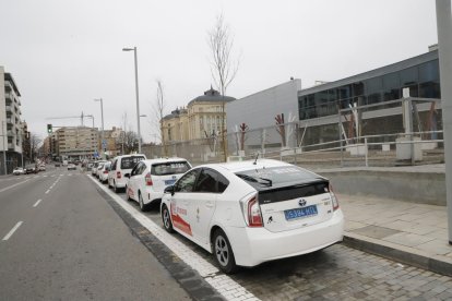 La parada de taxis junto a la estación de Renfe.