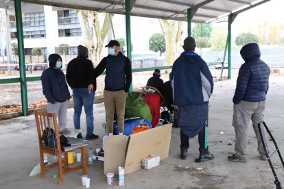 Los “sin techo”, ayer en los Camps Elisis con un miembro de Juntos Sumamos. 