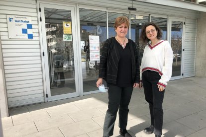 La coordinadora de voluntariat de Sant Joan de Déu, Núria Farré, i la voluntària Blanca Lamolla.